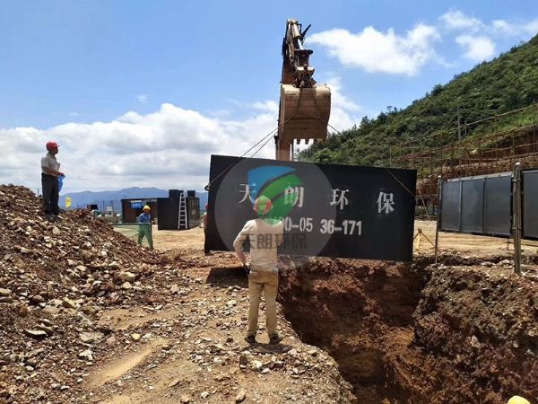 中國華電集團(tuán)廣西風(fēng)力發(fā)電站一體化設(shè)備安裝現(xiàn)場(chǎng)